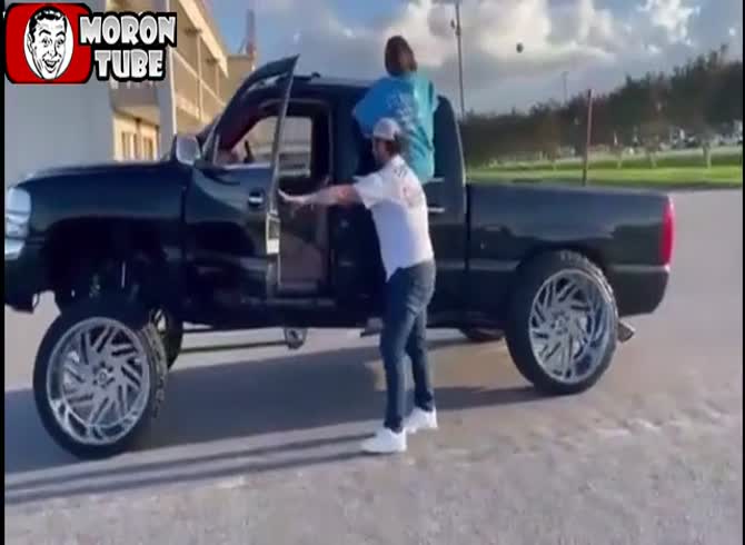 Video :While creating a TikTok, the idiot was struck by his own pickup